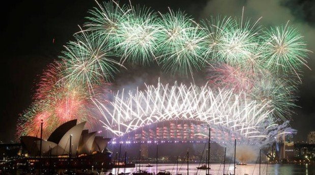 Πρωτοχρονιά: To Σίδνεϊ υποδέχτηκε εντυπωσιακά… το 2017 (pics&vid)